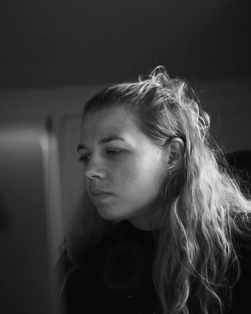 Emma Verset, traductrice jurée, au travail